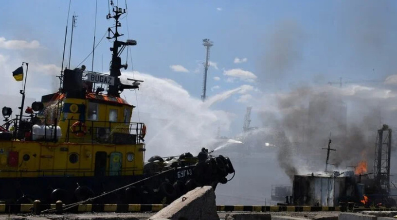 Lính cứu hỏa chữa cháy sau vụ tấn công một cảng biển ở Odessa, Ukraine. (Ảnh: Reuters)