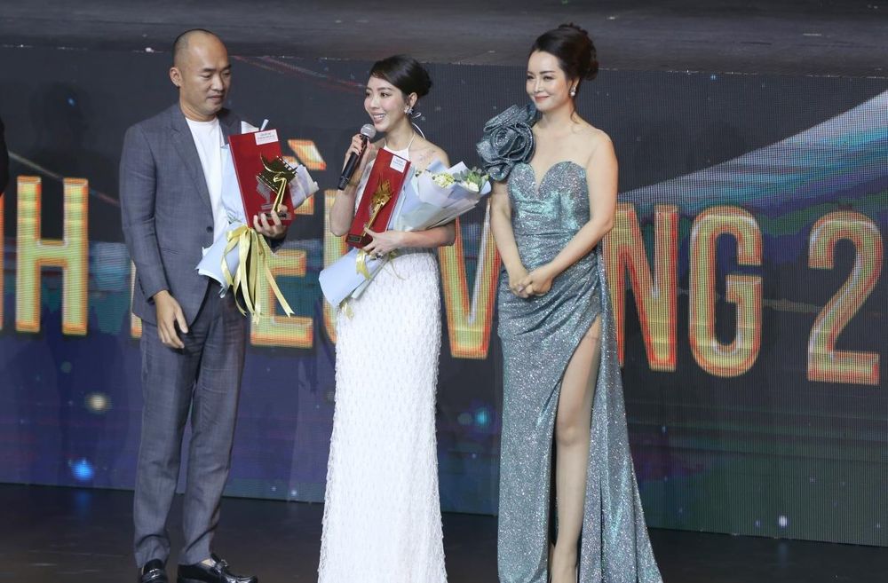 Vợ chồng Thu Trang - Tiến Luật trên sân khấu nhận giải.