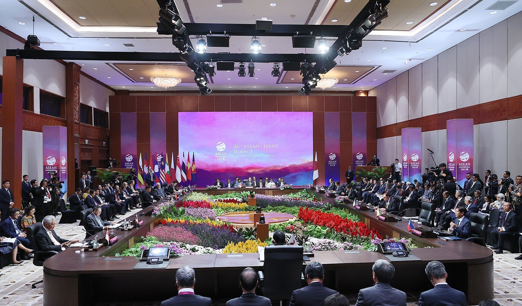 Hội nghị Cấp cao ASEAN-Nhật Bản lần thứ 26 thông qua Tuyên bố chung thiết lập quan hệ Đối tác Chiến lược toàn diện ASEAN-Nhật Bản, đánh dấu mốc phát triển mới nhân kỷ niệm 50 năm thiết lập quan hệ