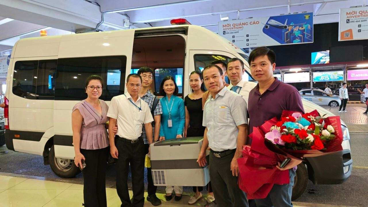 Đoàn y bác sĩ, tiếp viên hàng không cùng lá gan được vận chuyển an toàn về Hà Nội 