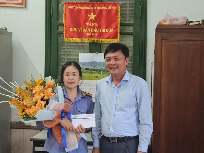Lãnh đạo Tổng Công ty Đường sắt Việt Nam kịp thời khen thưởng nữ nhân viên gác chắn Phạm Thị Hường.
