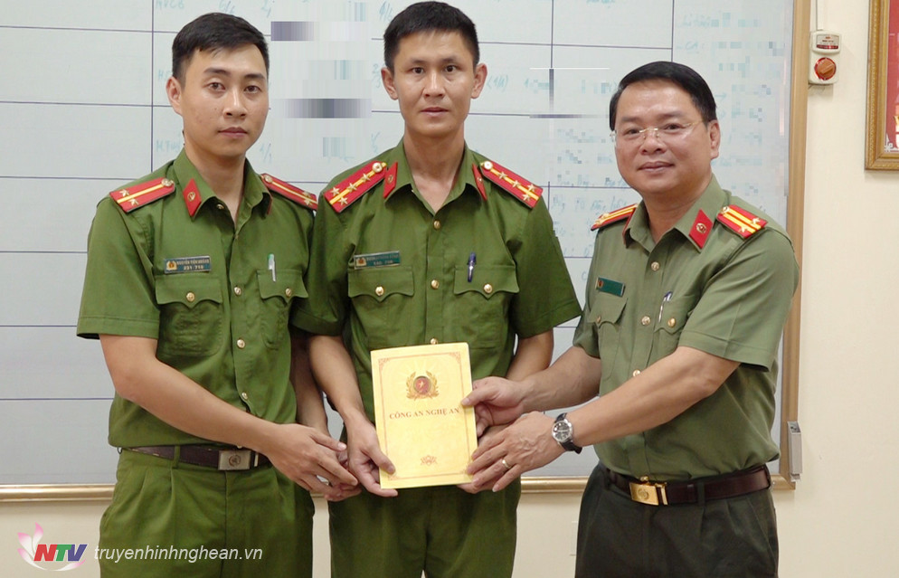 Đại diện Công an tỉnh Nghệ An thăm hỏi, động viên 02 chiến sĩ bị thương khi làm nhiệm vụ

