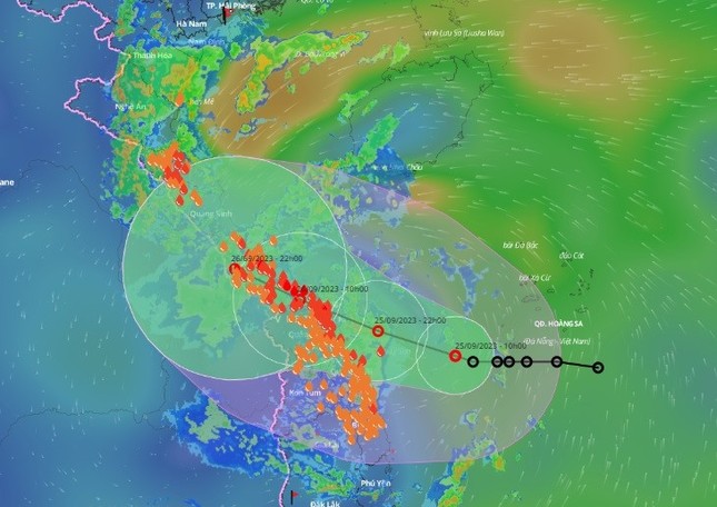 Áp thấp nhiệt đới đang áp sát đất liền các tỉnh Quảng Trị đến Quảng Nam.