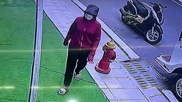 Camera ghi lại nghi phạm Giáp Thị Huyền Trang trước khi bắt cóc cháu bé. Ảnh: CACC.