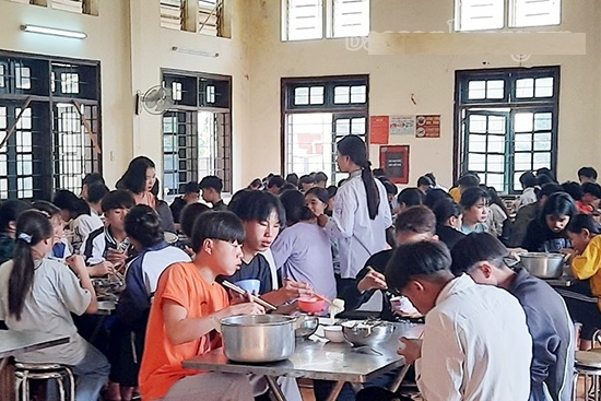  Bữa ăn bán trú tại Trường THPT Chu Văn Thịnh. (Ảnh: BSL).