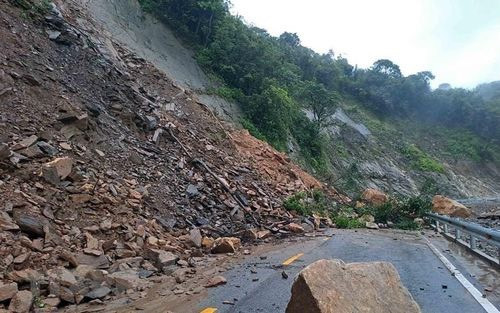 Tuyến Quốc lộ 8 đoạn qua xã Sơn Kim I (huyện Hương Sơn, tỉnh Hà Tĩnh) bị sạt lở taluy dương làm hơn 1.500m3 đất đá đổ sập xuống chắn ngang đường, gây ách tắc giao thông lên Cửa khẩu quốc tế Cầu Treo.