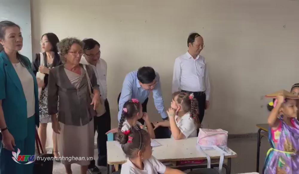 Đồng chí Nguyễn Văn Thông trò chuyện với học sinh Trường Tiểu học Nguyễn Văn Trỗi.