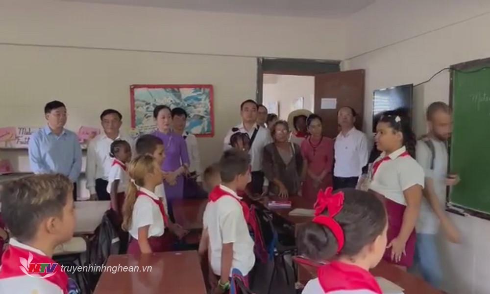 Đồng chí Nguyễn Văn Thông cùng đoàn công tác thăm Trường Tiểu học Nguyễn Văn Trỗi ở Thủ đô La Habana- Cuba.