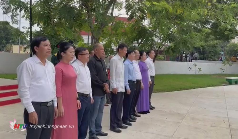 Đoàn công tác lãnh đạo tỉnh Nghệ An tưởng niệm Chủ tịch Hồ Chí Minh trước tượng đài Chủ tịch Hồ Chí Minh, tại công viên Hồ Chí Minh ở trung tâm Thủ đô La Habana- Cuba.