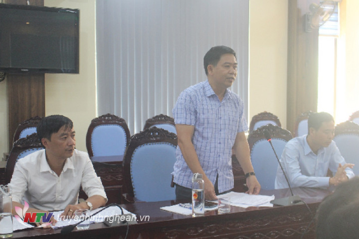 Lãnh đạo huyện Con Cuông phát biểu tại cuộc làm việc. 