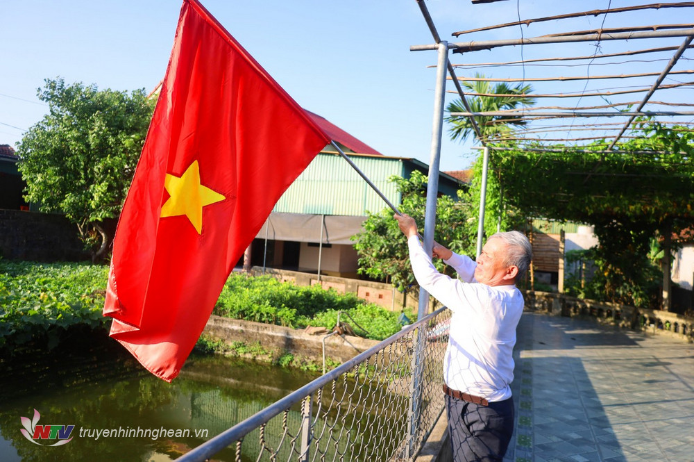 CCB Trần Văn Xuân tự hào mỗi thời khắc treo cờ Tổ quốc
