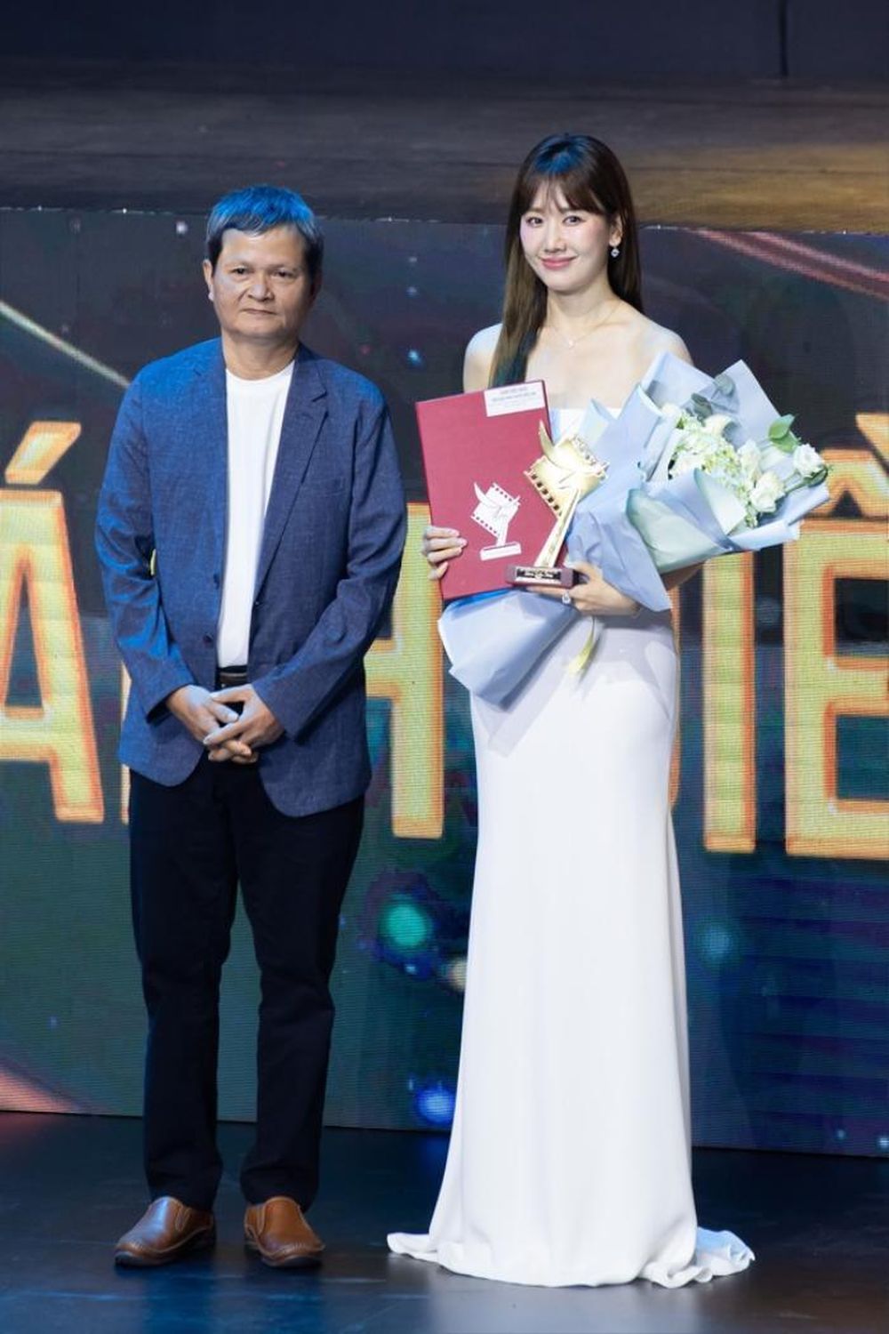 Hari Won thay mặt ông xã nhận giải thưởng ở Cánh Diều Vàng 2023.