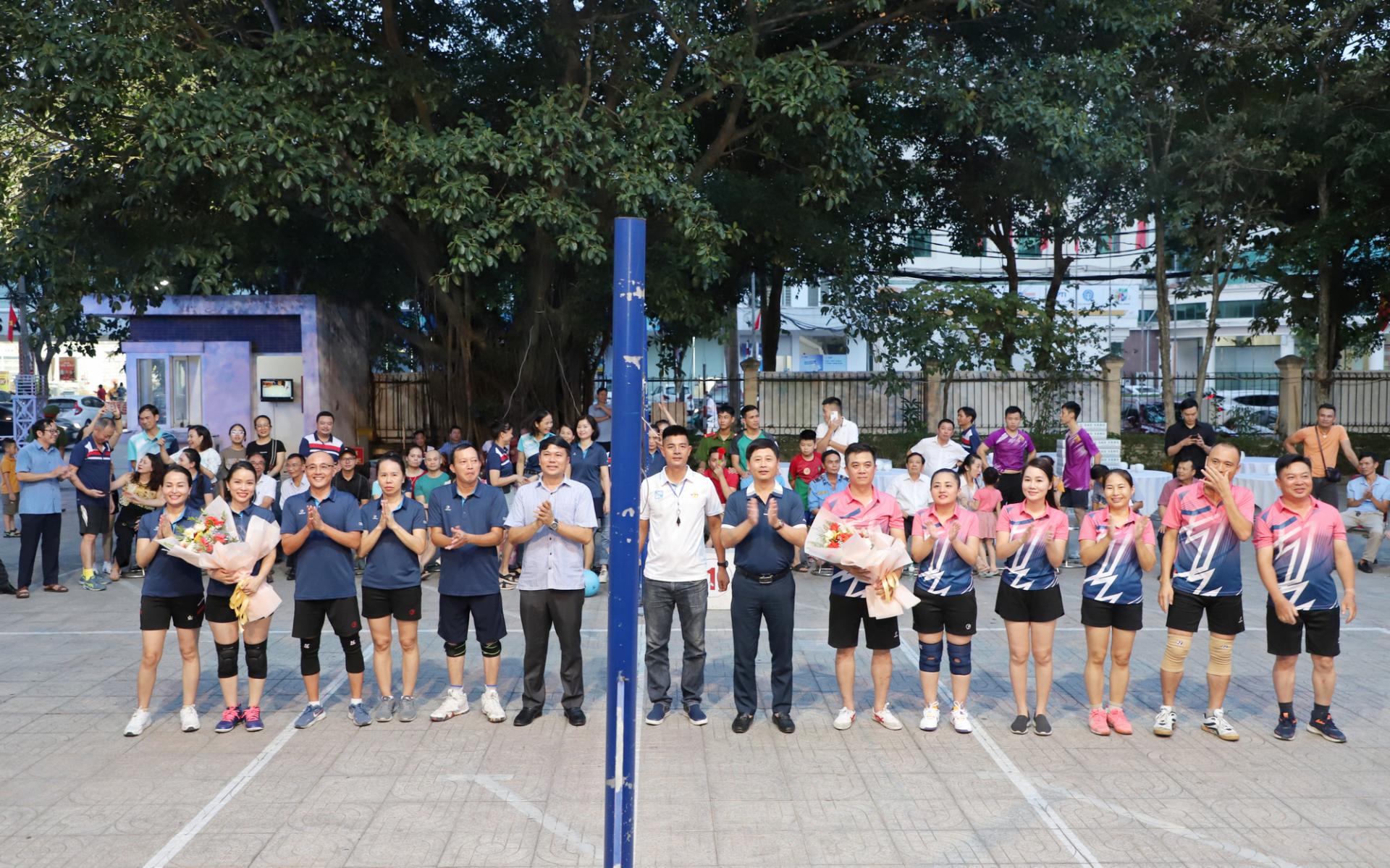 Các đồng chí lãnh đạo Đài PT-TH Nghệ An tặng hoa động viên 2 đội trước trận chung kết.