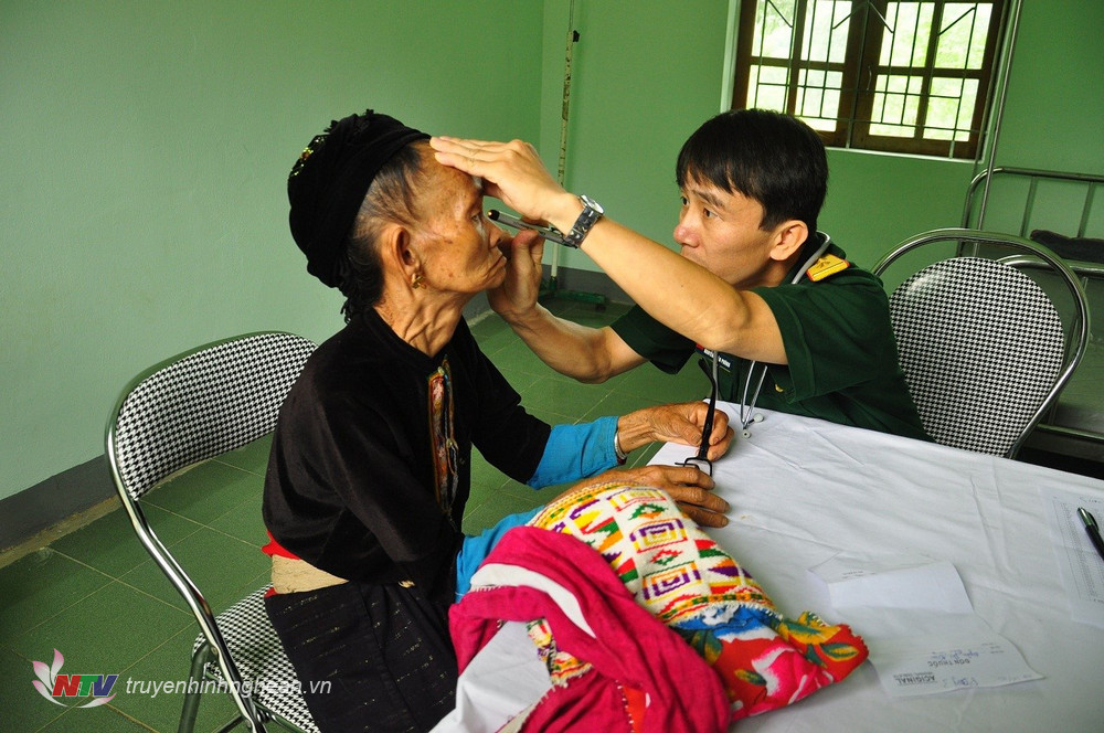 Quân Y Bộ CHQS tỉnh Nghệ An khám, chữa bệnh cho bà con xã Nậm Giải