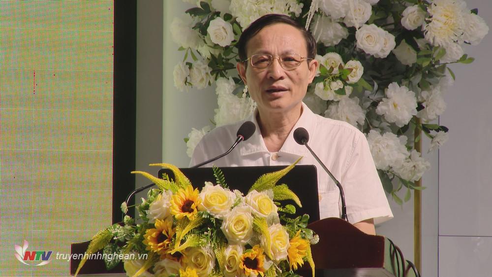 Phó Bí thư Thường trực Đảng uỷ Khối CCQ tỉnh Hoàng Văn Nhiên phát biểu tại hội nghị.