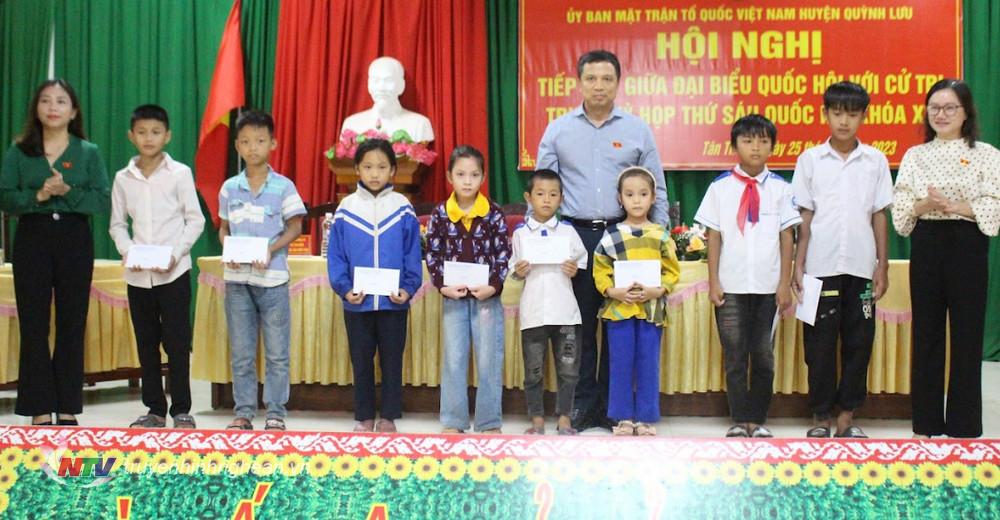 Đoàn đại biểu Quốc hội tỉnh Nghệ An trao quà cho các em học sinh xã Tân Thắng