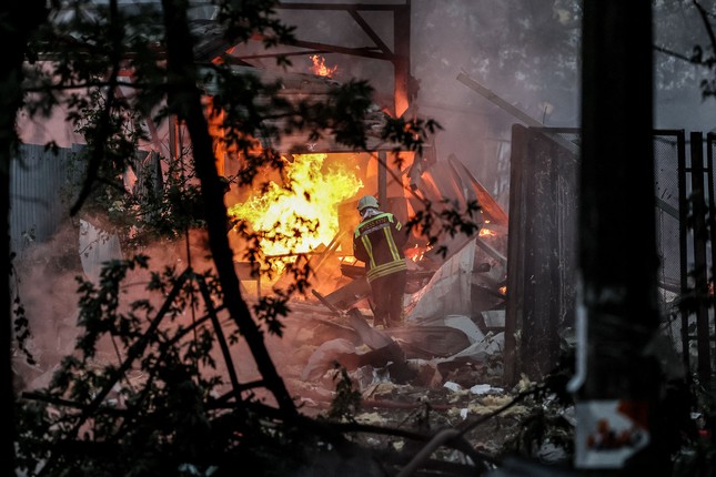 Một khu vực bị tên lửa bắn trúng ở Kiev. Ảnh: EPA-EFE