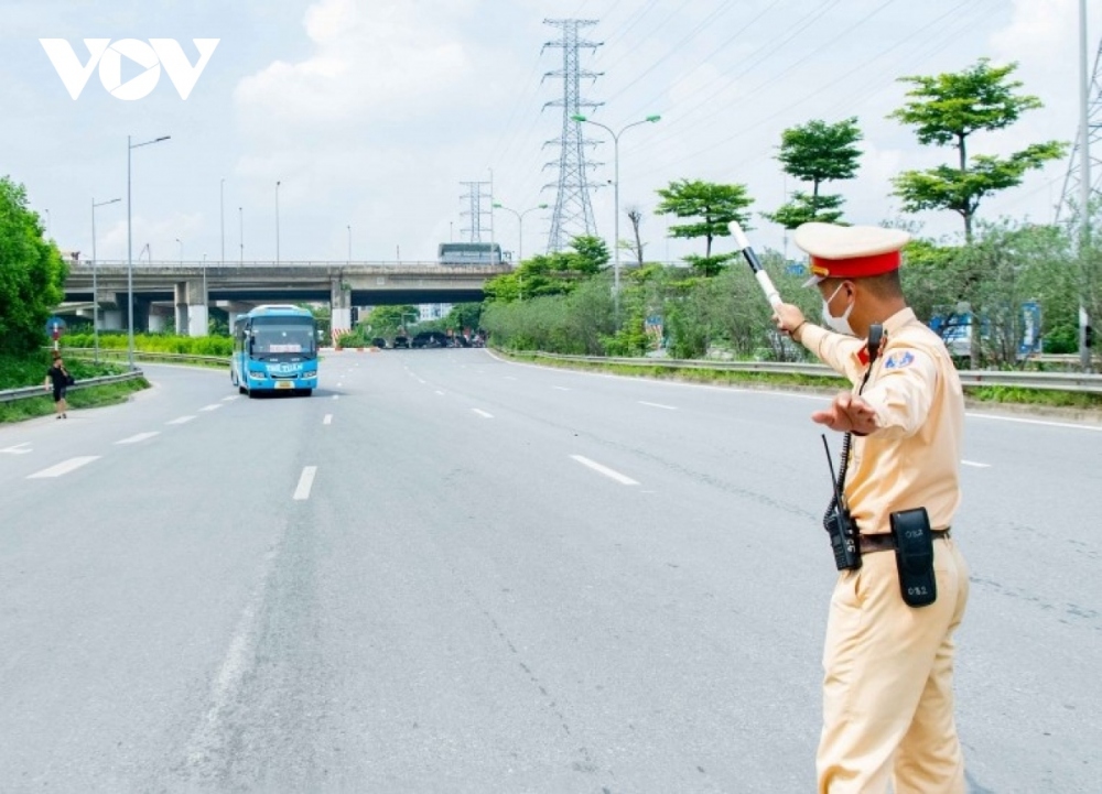 Lực lượng CSGT Hà Nội kiểm tra phương tiện trên đường