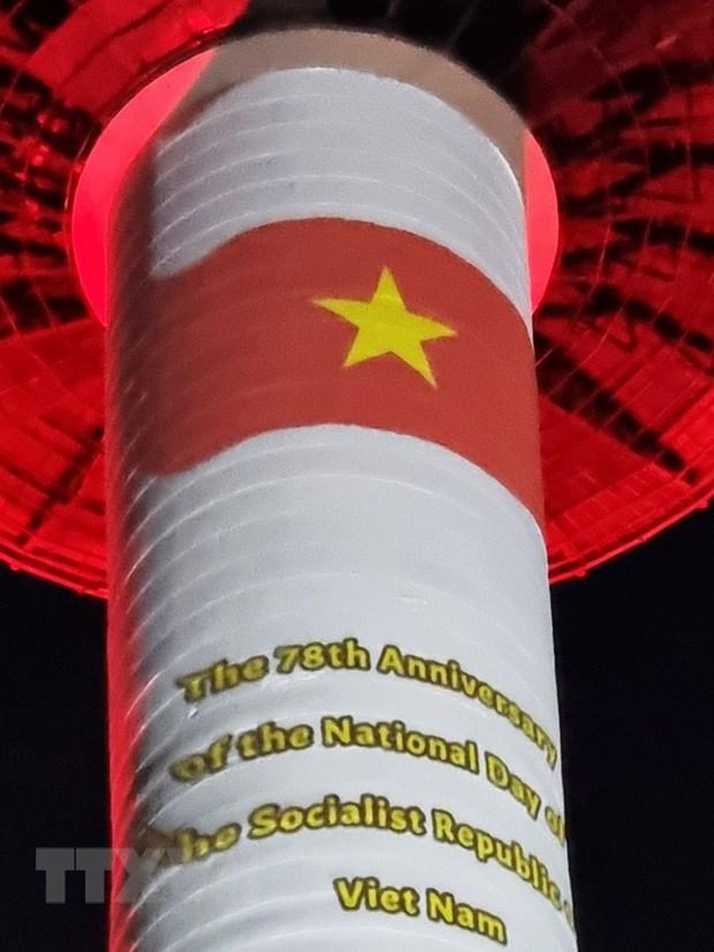 Cận cảnh Quốc kỳ Việt Nam được trình chiếu trên tháp Namsan. 