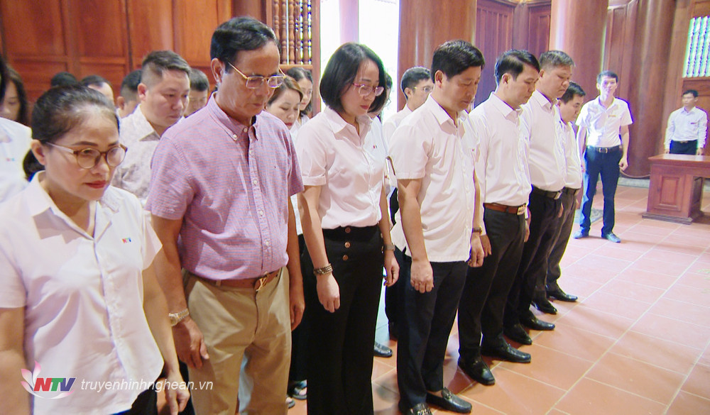 Đoàn đại biểu Đài PT-TH tỉnh dâng hương tưởng niệm Chủ tịch Hồ Chí Minh.