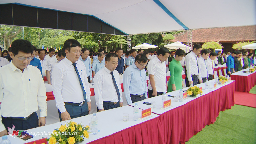 Các đồng chí lãnh đạo tỉnh, Sở, ban ngành, dòng tộc và du khách thập phương tưởng niệm Chủ tịch Hồ Chí Minh.