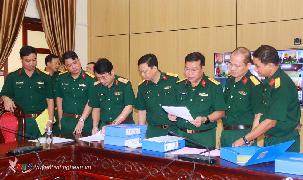  Đại tá Ngô Nam Cường, Phó Tư lệnh Quân khu cùng các đồng chí trong đoàn công tác tiến hành kiểm tra hồ sơ công tác cải cách hành chính và chuyển đổi số tại Bộ chỉ huy Quân sự tỉnh