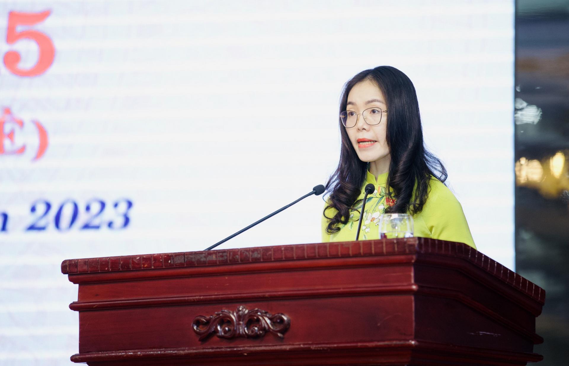 Đồng chí Nguyễn Thị Anh Hoa, Thư ký kỳ họp trình bày dự thảo Nghị quyết.