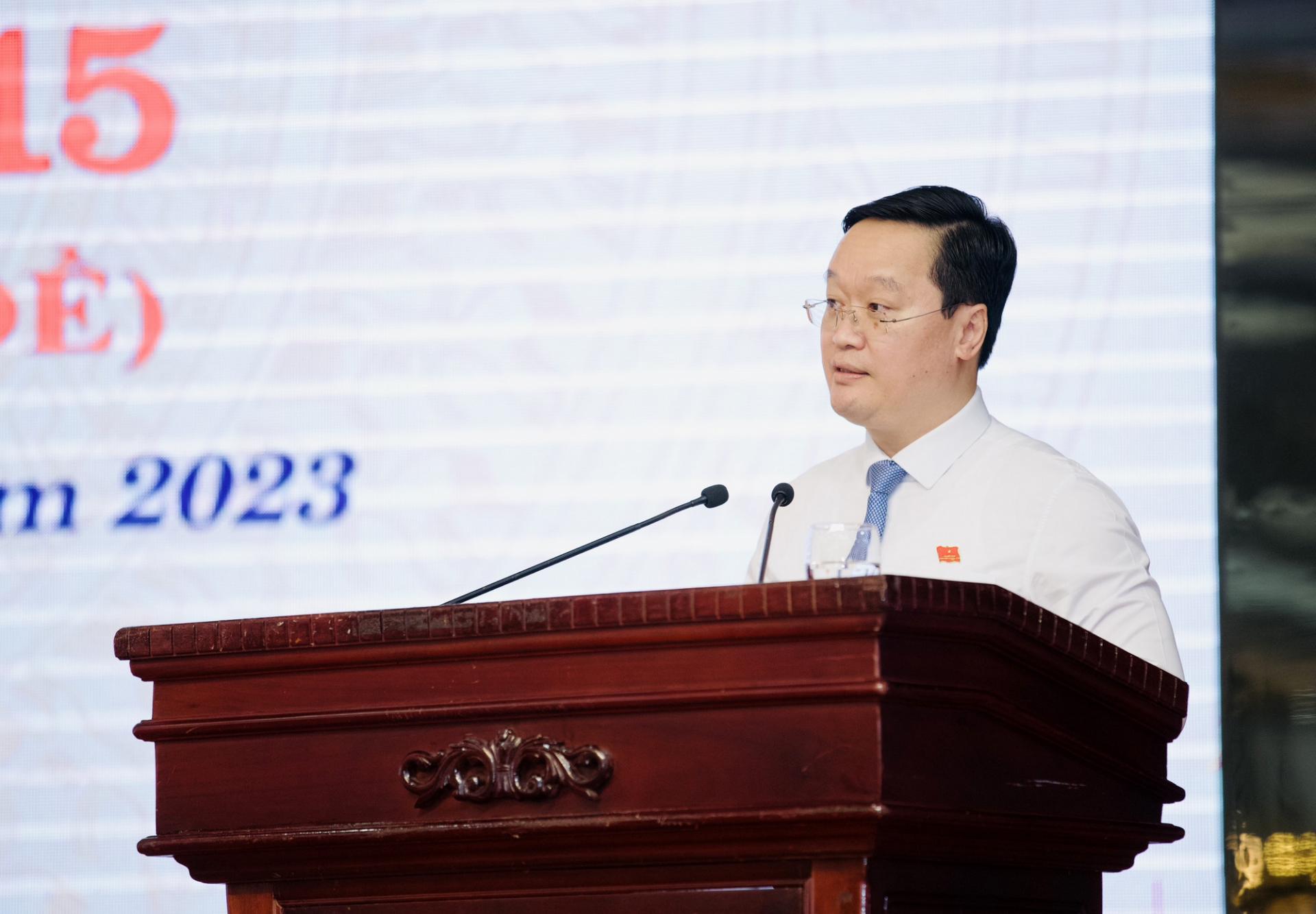 Đồng chí Nguyễn Đức Trung, Chủ tịch UBND tỉnh đọc Tờ trình miễn nhiệm thành viên UBND tỉnh nhiệm kỳ 2021-2026. 