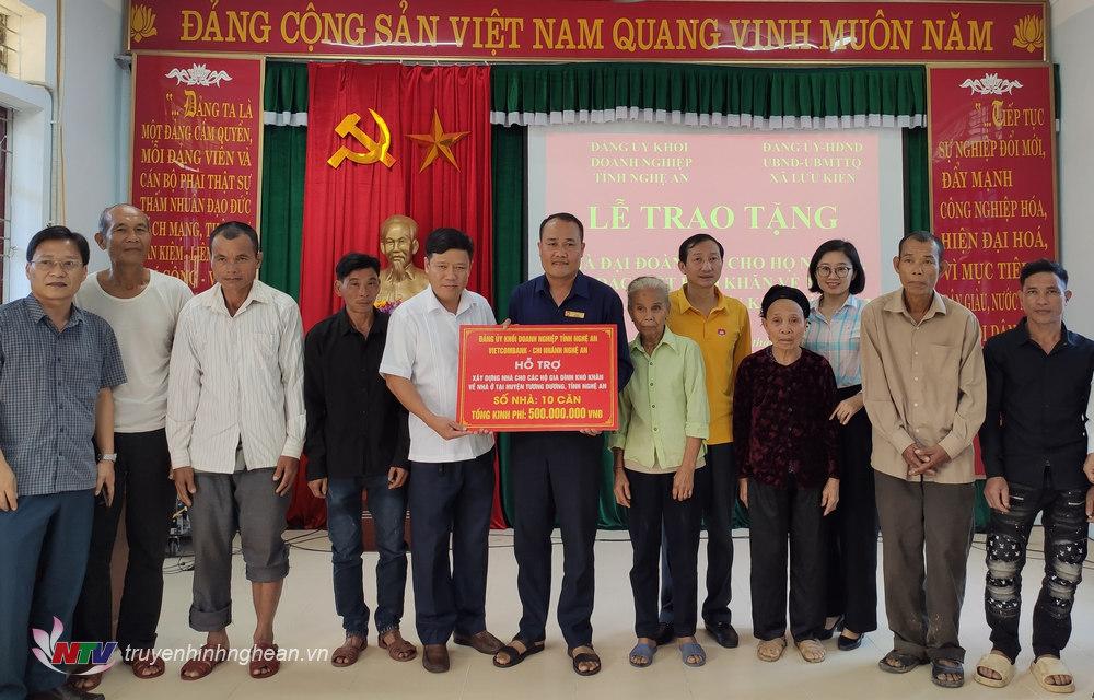 Đoàn công tác trao biêu trưng tặng 7 căn nhà cho hộ dân của xã Lưu Kiền, huyện Tương Dương.