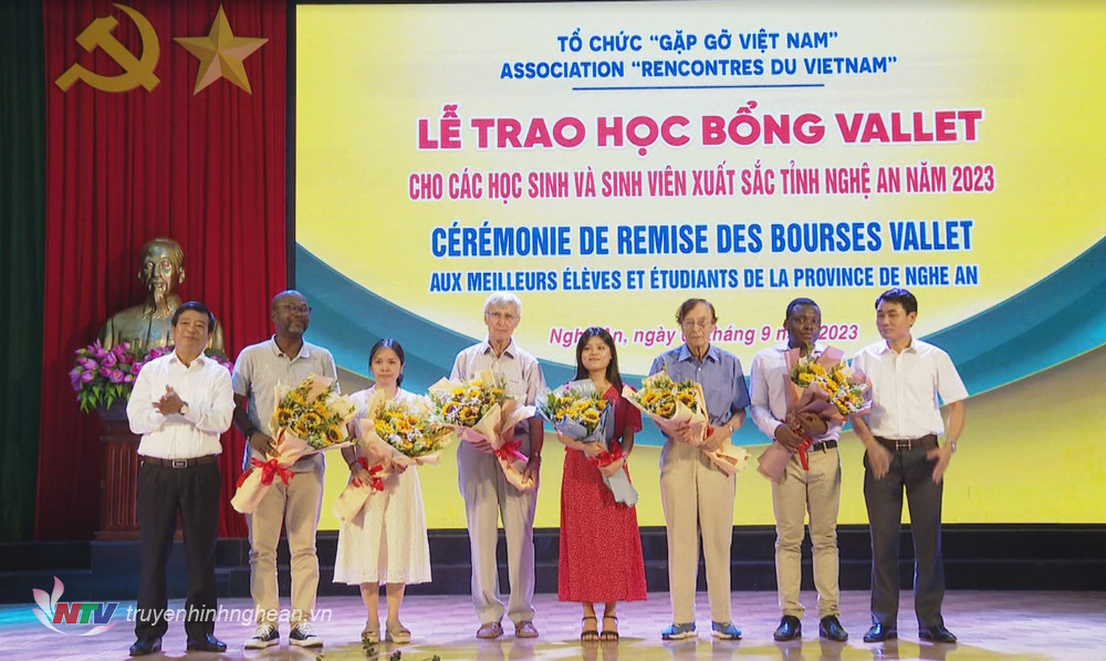 Phó Giám đốc Sở Giáo dục và Đào tạo Võ Văn Mai và Phó Hiệu trưởng Trường Đại học Vinh Nguyễn Bá Tiến tặng hoa cho Giáo sư Odon Vallet và các thành viên trong đoàn
