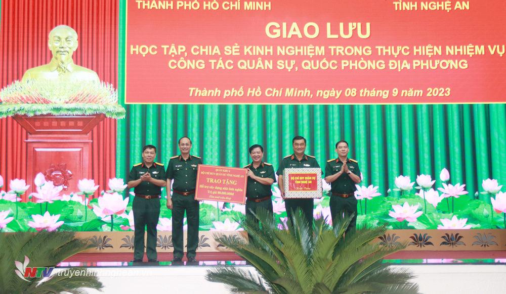 Bộ chỉ huy Quân sự tỉnh trao tiền hỗ trợ xây dựng 1 căn nhà tình nghĩa cho người dân thành phố Hồ Chí minh có hoàn cảnh đặc biệt khó khăn 