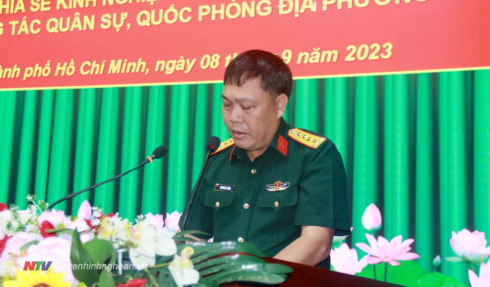 Đại tá Nguyễn Kỳ Hồng, Chính ủy Bộ chỉ huy Quân sự tỉnh giới thiệu khái quát về chức năng, nhiệm vụ và những kết quả nổi bật trong thực hiện nhiệm vụ thời gian qua của lực lượng vũ trang tỉnh Nghệ An
