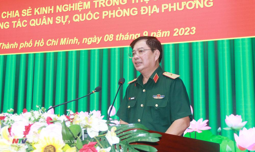 Thiếu tướng Phan Văn Xựng, Chính ủy Bộ Tư lệnh Thành phố Hồ Chí Minh trao đổi một số nội dung, kinh nghiệm trong công tác tổ chức xây dựng lực lượng và một số nhiệm vụ trong công tác quân sự quốc phòng địa phương 