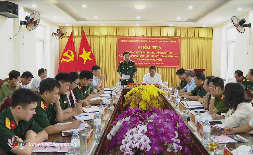 Trung tướng Nguyễn Văn Gấu kết luận buổi làm việc.