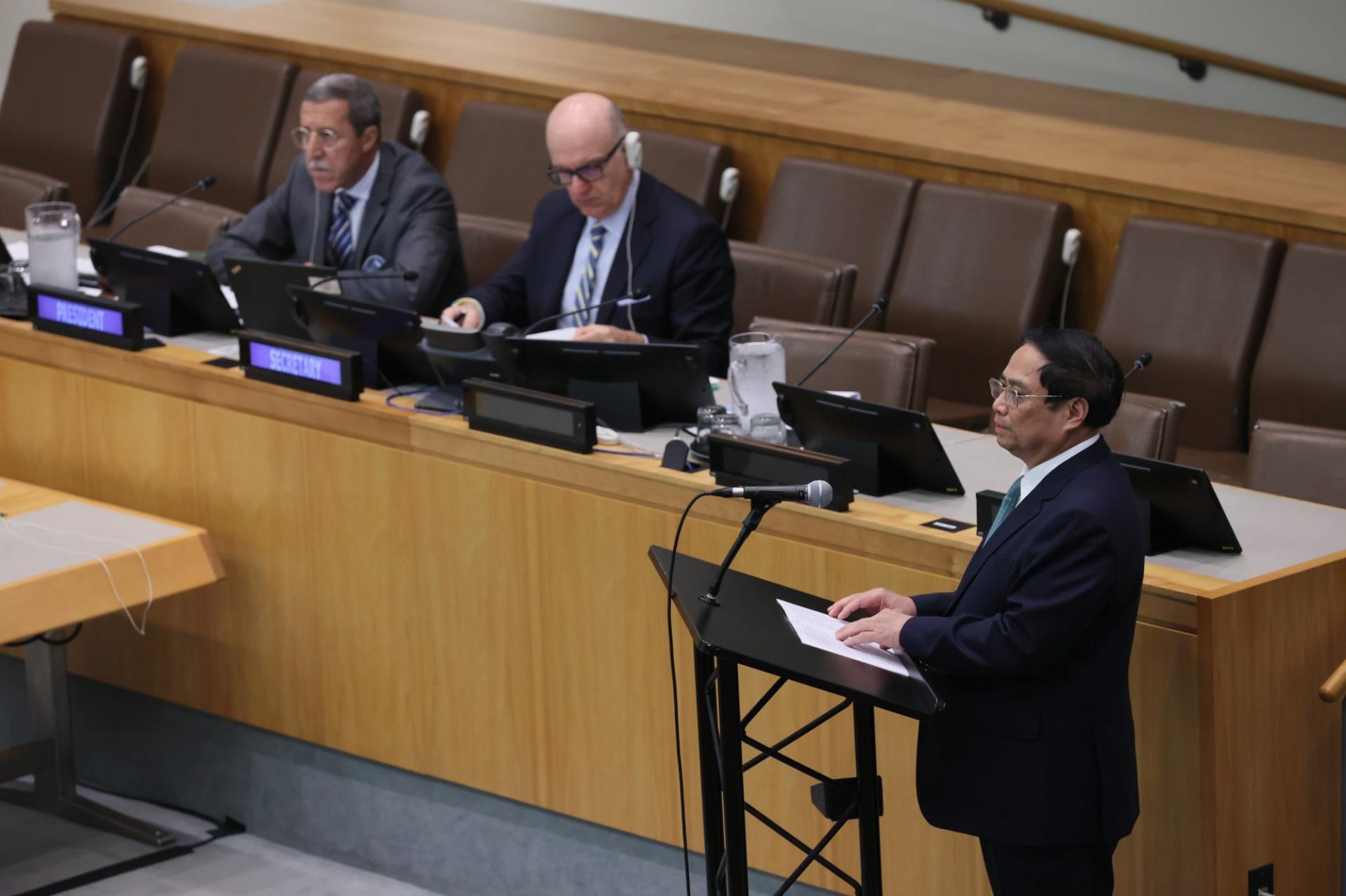 Thủ tướng Chính phủ Phạm Minh Chính nhấn mạnh những hậu quả hết sức nặng nề của đại dịch và kêu gọi cộng đồng quốc tế nỗ lực hành động để thế hệ tương lai không phải chịu thảm họa đại dịch, có cách tiếp cận và các giải pháp mang tính toàn cầu và toàn dân