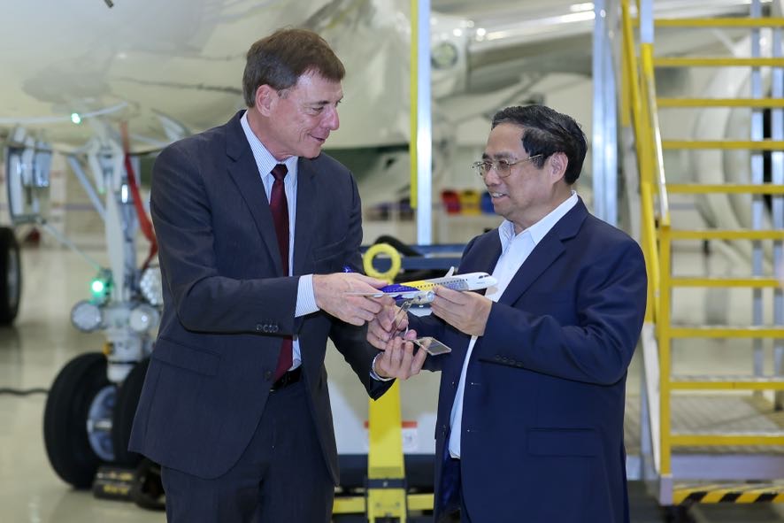 Thủ tướng đề nghị Embraer tham gia đào tạo nguồn nhân lực ngành hàng không, hỗ trợ Việt Nam các giải pháp công nghệ để giúp nâng cao năng lực quản trị trong lĩnh vực hàng không, tăng cường tự động hóa, hỗ trợ dự báo và ngăn ngừa rủi ro trong hoạt động quản lý bay... 