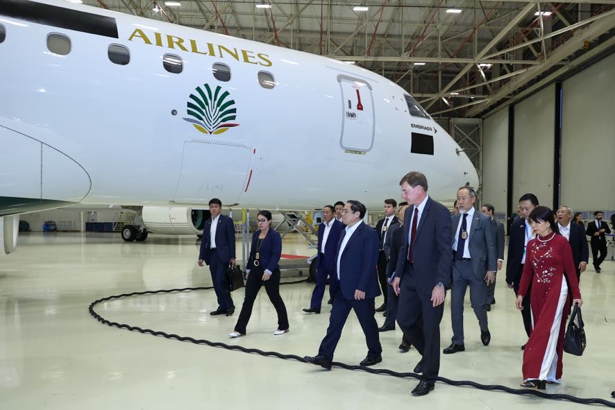 Chủ tịch kiêm Tổng Giám đốc Tập đoàn Embraer Francisco Gomes Neto tháp tùng Thủ tướng Phạm Minh Chính và đoàn đại biểu cấp cao thăm khu trưng bày các dòng máy bay và cơ sở hạ tầng sản xuất hiện đại của Embraer 