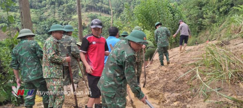 Đồn Biên phòng Na Loi, BĐBP Nghệ An phối hợp địa phương, các lực lượng tích cực khắc phục các điểm đất đá sạt lở đảm bảo xe máy lưu thông.