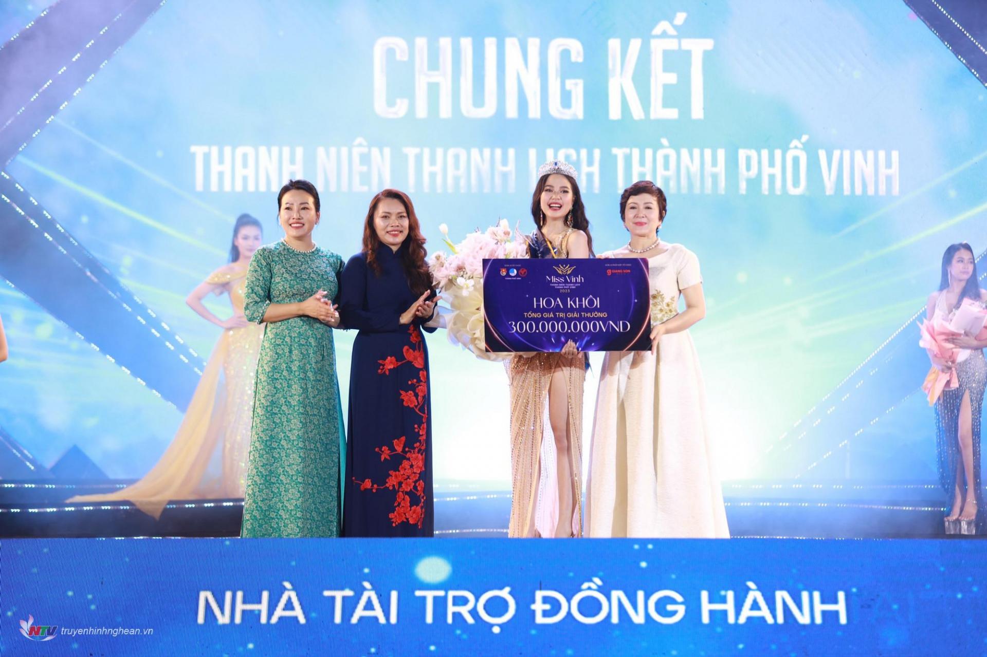 Phó Chủ tịch UBND TP Vinh Trần Thị Cẩm Tú cùng các nhà tài trợ trao vương miện cùng phần thưởng cho tân Hoa khôi