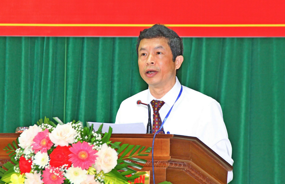 Đồng chí Vương Quang Minh - Bí thư Đảng uỷ, Hiệu trưởng Trường Chính trị tỉnh Nghệ An phát biểu tại buổi lễ.