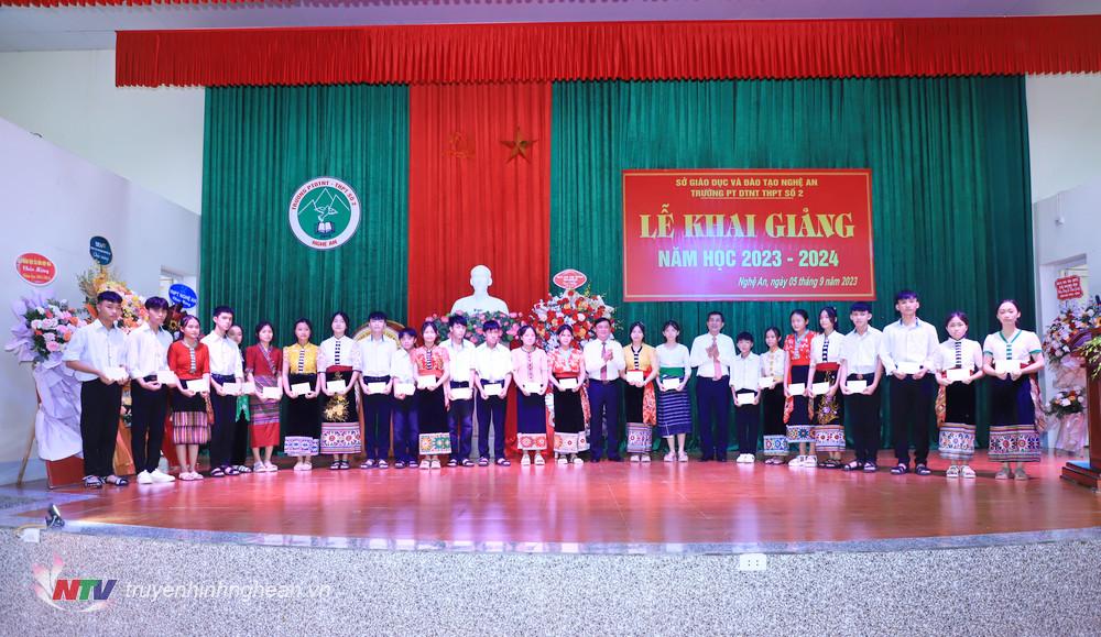 Bí thư Tỉnh uỷ Thái Thanh Quý và Giám đốc Sở Giáo dục - Đào tạo Thái Văn Thành trao quà cho học sinh đạt thành tích cao trong học tập.