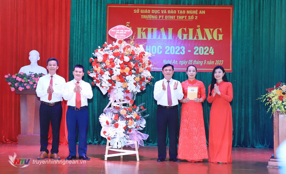 Bí thư Tỉnh uỷ Thái Thanh Quý trao tặng nhà trường lẵng hoa nhân dịp khai giảng năm học mới.