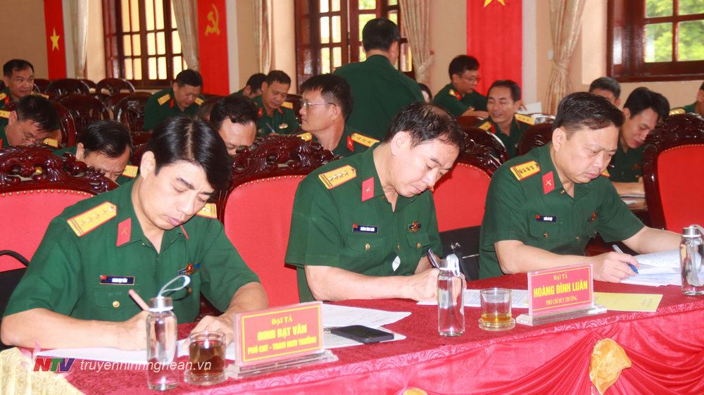 Các đồng chí trong Thường vụ Đảng ủy, Thủ trưởng Bộ chỉ huy Quân sự tỉnh tham gia viết bài kiểm tra nhận thức chính trị năm 2023