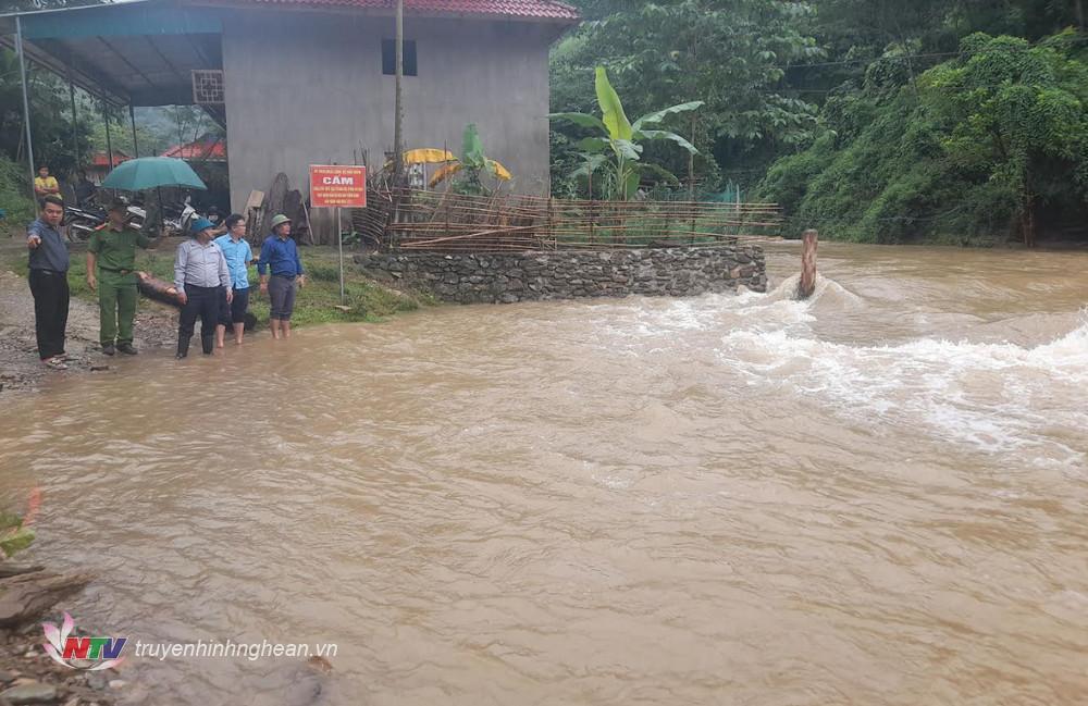 Bản Đỉnh Sơn 2 xã Hữu Kiệm cũng bị cô lập do nước lũ chảy xiết.
