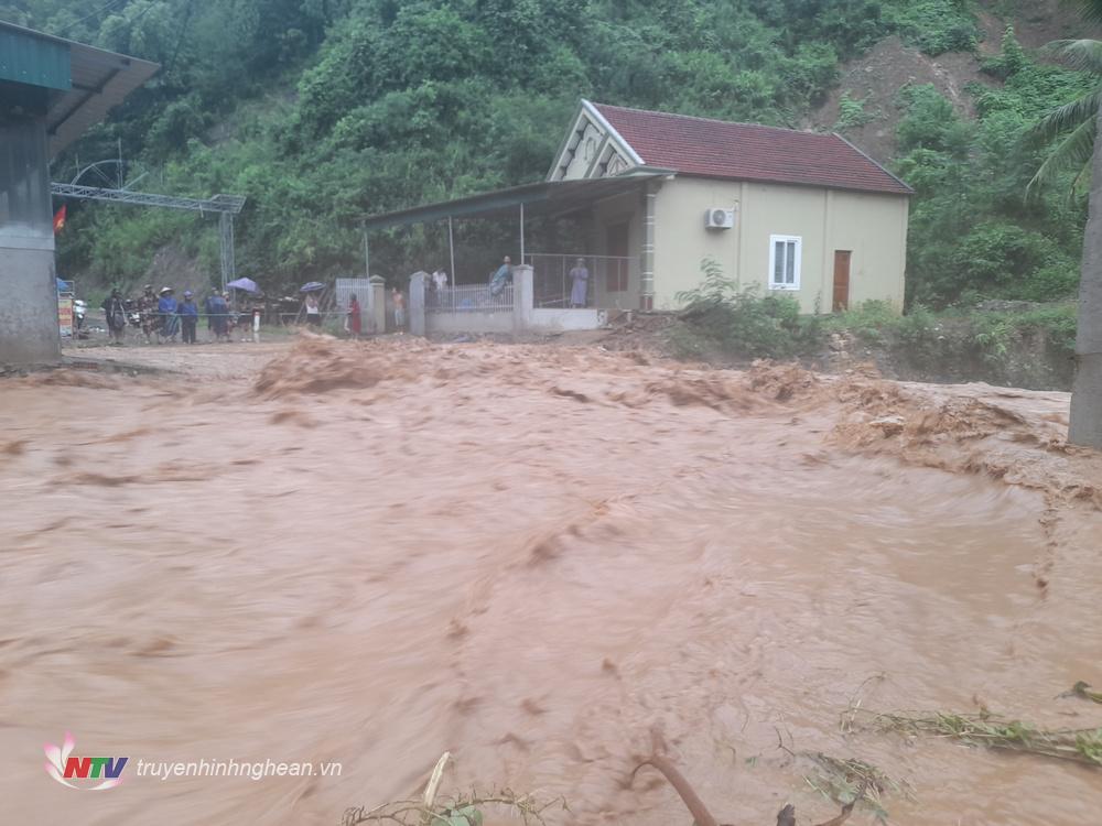 Tuyến đường từ trung tâm Mường Xén lên xã Tây Sơn bị chia cắt hoàn toàn không thể lưu thông do nước lũ chảy xiết.