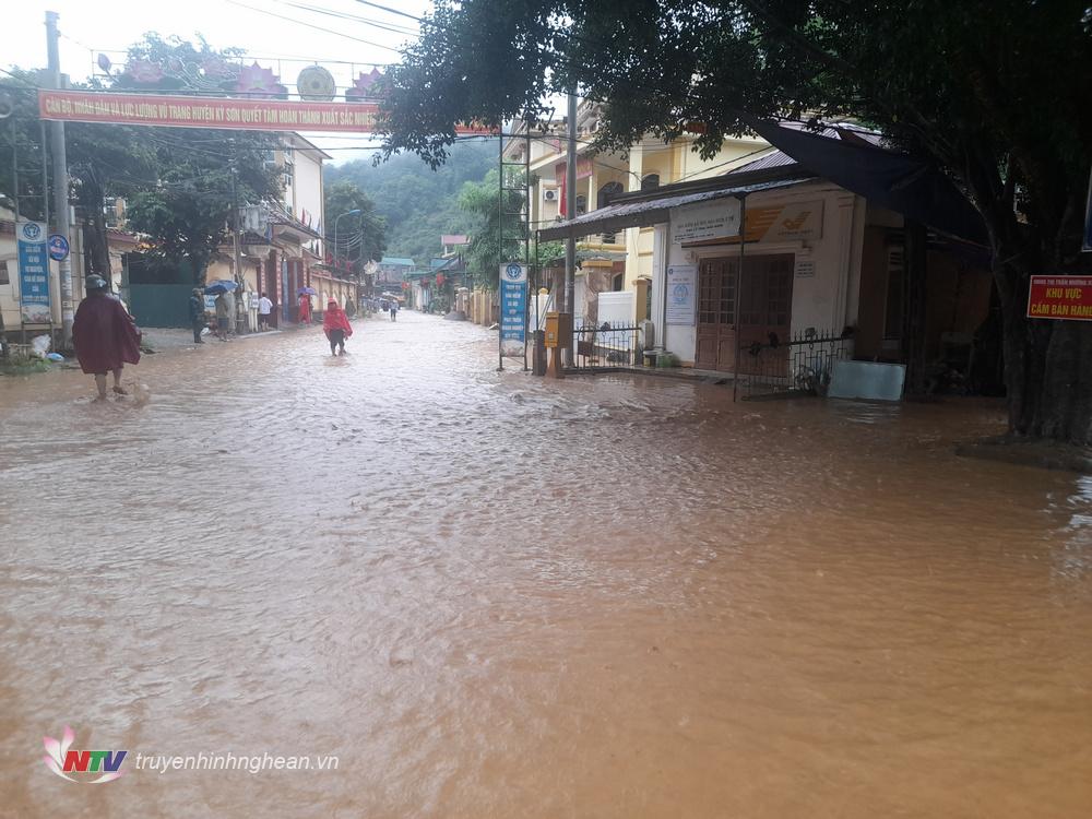 Nước lũ dâng cao làm ngập nhiều nhà dân và các cơ quan đơn vị ở thị trấn Mường Xén