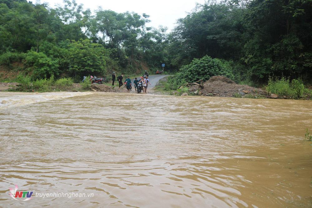 Mưa lớn làm ngập 2 cần tràn tại xã Chiêu Lưu và xã Hữu Lập, huyện Kỳ Sơn