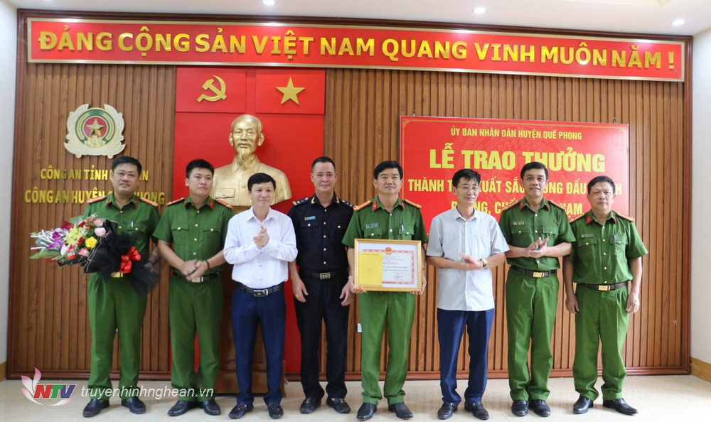 Đại diện UBND huyện Quế Phong khen thưởng cho các cá nhân, tập thể Công an huyện Quế Phong đạt thành tích xuất sắc trong phòng, chống tội phạm ma túy