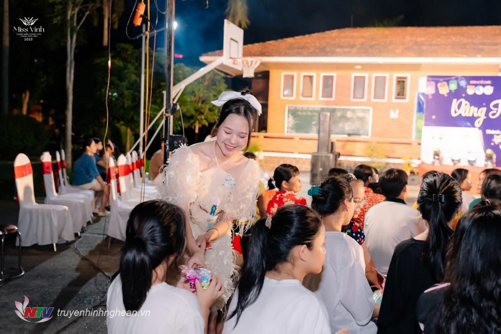 Thùy Trang trong hoạt động trải nghiệm thăm và tặng quà trẻ em tại Làng trẻ SOS 