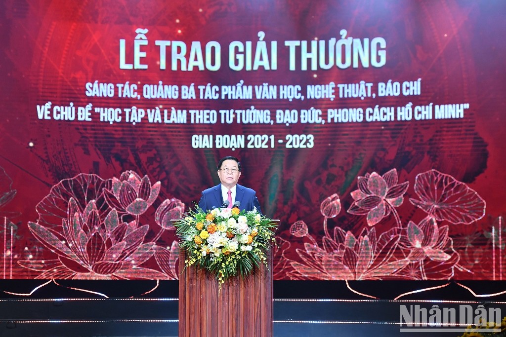 Đồng chí Nguyễn Trọng Nghĩa, Bí thư Trung ương Đảng, Trưởng Ban Tuyên giáo Trung ương phát biểu tại lễ trao giải thưởng.